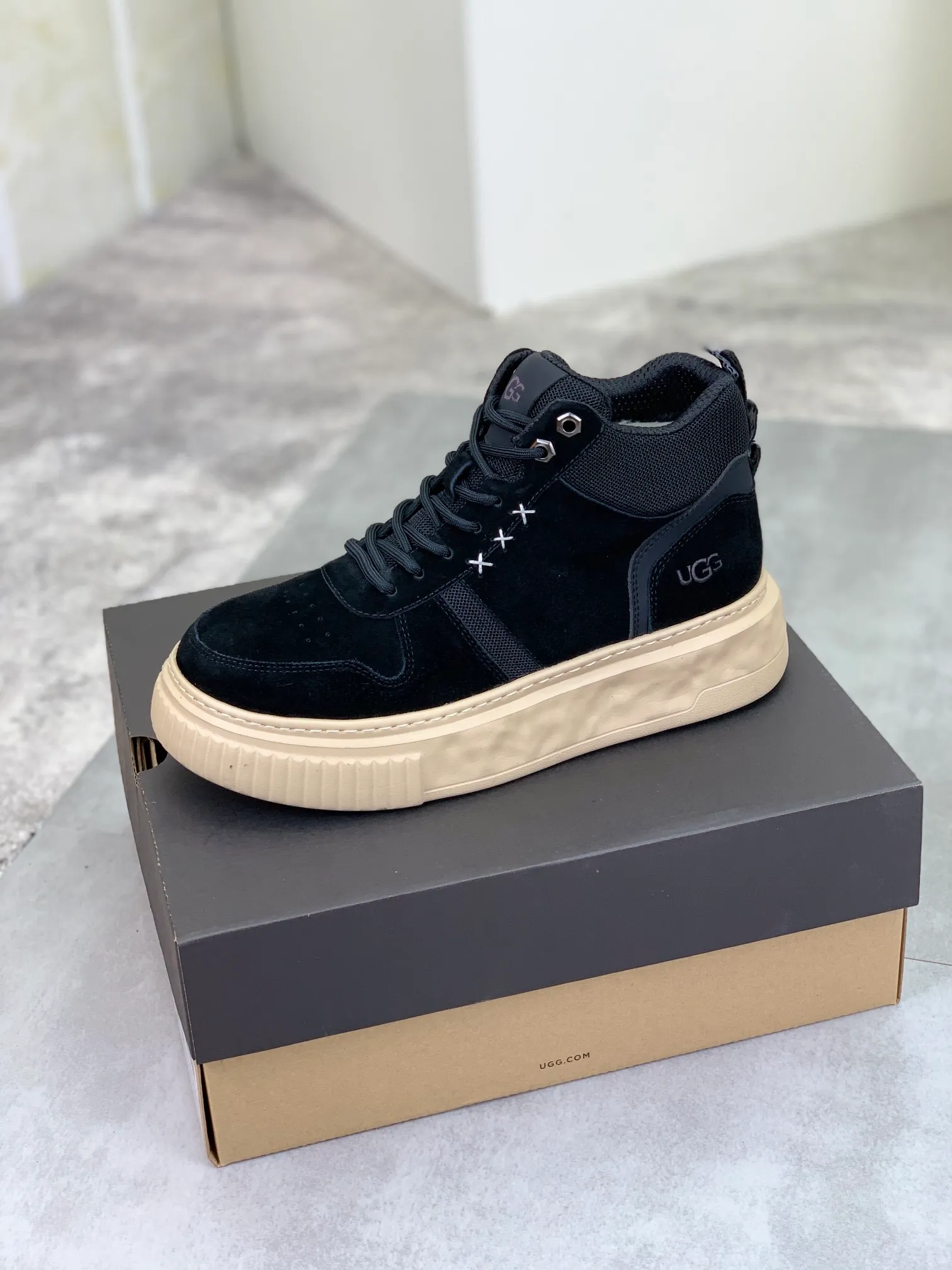 Men's shoes 💰P640 [New style] 💰 🆘 "Real wool" [UGG] 👉The popular men's shoes are synchronized with the official website 🔰The quality of the genuine products [satisfied] is not comparable to the imitations in the general market 🌀The upper is imported Italian frosted cowhide, and the lining is: foot pad 🅰️ grade 🐑Real wool👻Only Grade A can show the effect The hand feels smooth and delicate 🔱The shoe shape is grand, only genuine manufacturers can do it 🎄The perfect toughness of the original outsole 👻⬛️ allows customers to say goodbye to one-time consumption. Real wool lining, super warm. Available in black, brown and gray. Size: 39-44